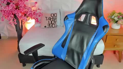 Snapshot of cora22_ chatting on 02-18-25, 01:00 CORA online show from 02-18-25, 01:00