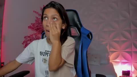 Snapshot of cora22_ chatting on 11-08-25, 12:27 CORA online show from 11-08-25, 12:27