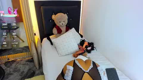 Coraline connected from 10 pm to 6 am Colombia time online show from 11-27-25, 01:07