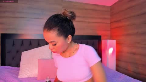 coralineross_ online show from 12-20-25, 11:28