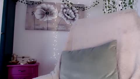 Snapshot of cosmicfairy chatting on 02-10-25, 12:08 Lydia online show from 02-10-25, 12:08