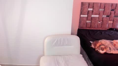 Snapshot of couple69hott chatting on 12-22-25, 02:14 Tommy online show from 12-22-25, 02:14