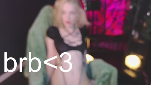 Snapshot of crackling_tati chatting on 01-12-25, 12:49 Tati online show from 01-12-25, 12:49