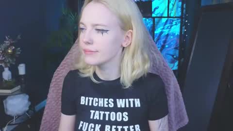 Snapshot of crackling_tati chatting on 02-18-25, 08:58 Tati online show from 02-18-25, 08:58