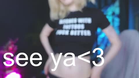 Snapshot of crackling_tati chatting on 02-26-25, 05:53 Tati online show from 02-26-25, 05:53