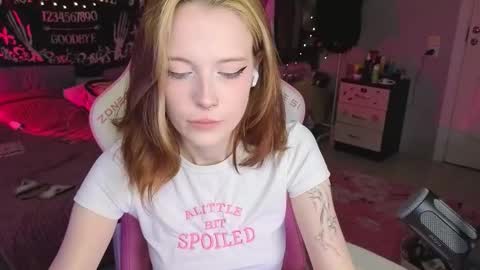 Snapshot of crackling_tati chatting on 09-14-25, 06:18 Tati online show from 09-14-25, 06:18