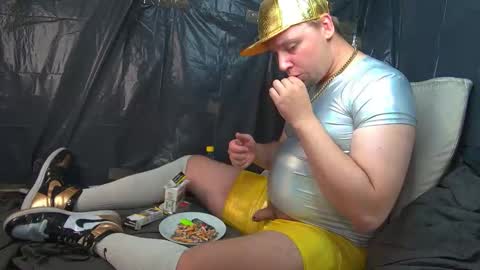 Snapshot of cravingboy chatting on 09-19-25, 06:19 robin online show from 09-19-25, 06:19