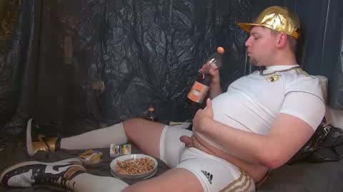 Snapshot of cravingboy chatting on 10-24-25, 07:54 robin online show from 10-24-25, 07:54