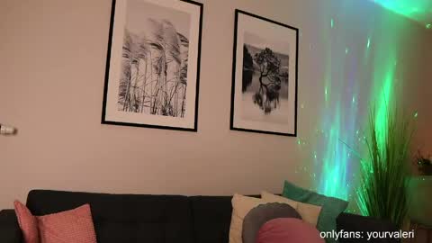 Snapshot of crazybabyyy chatting on 04-30-26, 08:57 Valeri Val online show from 04-30-26, 08:57