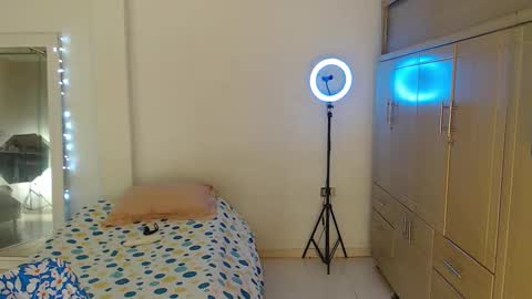 Snapshot of crazyybull chatting on 11-29-25, 04:15 Bull online show from 11-29-25, 04:15