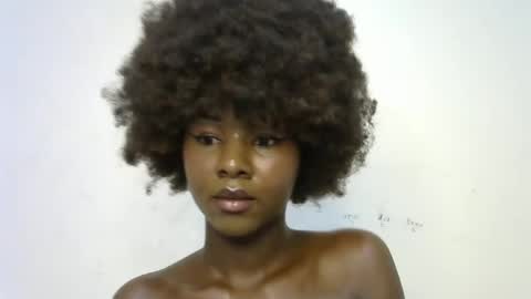 Snapshot of creamybabee chatting on 01-12-25, 01:05 queen online show from 01-12-25, 01:05