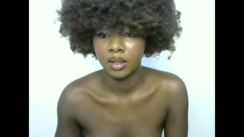 Snapshot of creamybabee chatting on 01-25-25, 01:52 queen online show from 01-25-25, 01:52