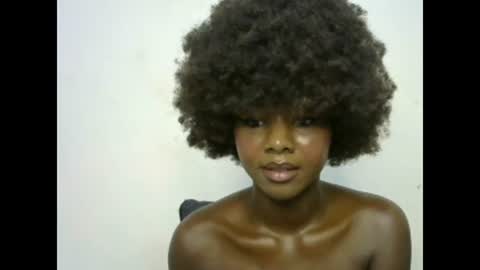 Snapshot of creamybabee chatting on 01-27-25, 02:02 queen online show from 01-27-25, 02:02