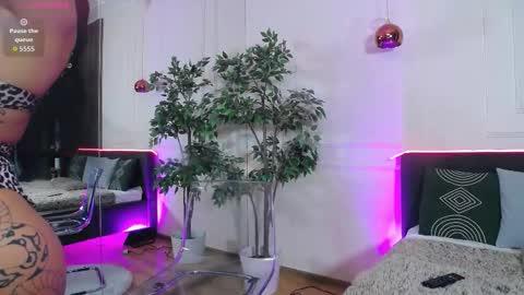 Snapshot of creamyinkk chatting on 10-27-25, 12:31 Sophie online show from 10-27-25, 12:31