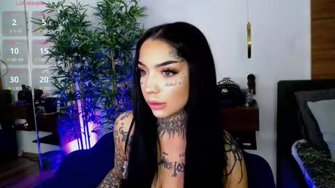 Snapshot of creamyinkk chatting on 11-27-25, 07:10 Sophie online show from 11-27-25, 07:10