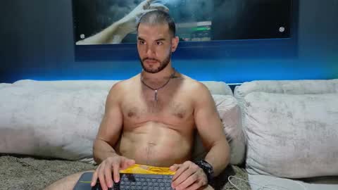 Snapshot of crhistian1_ chatting on 10-31-25, 04:02 CRHISTIAN online show from 10-31-25, 04:02