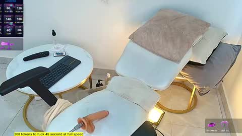 Snapshot of criss_evanss1 chatting on 09-24-25, 09:18 Criss Evans online show from 09-24-25, 09:18