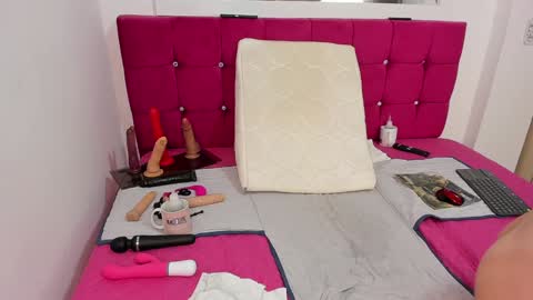 Snapshot of cristal_18xxx chatting on 12-13-24, 01:59 Cristal online show from 12-13-24, 01:59