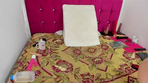 Snapshot of cristal_18xxx chatting on 01-25-25, 12:48 Cristal online show from 01-25-25, 12:48