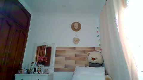 Snapshot of cristal_blanco chatting on 12-17-24, 11:49 cristal online show from 12-17-24, 11:49