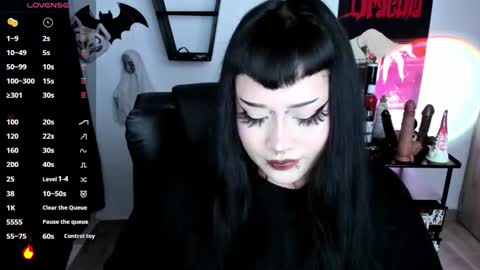 Snapshot of cristal_kosh chatting on 10-27-25, 11:31 Cris online show from 10-27-25, 11:31