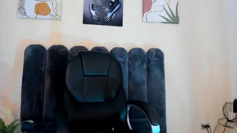 Snapshot of cristalfoxy_ chatting on 06-11-26, 12:32 cristalfoxy_ online show from 06-11-26, 12:32