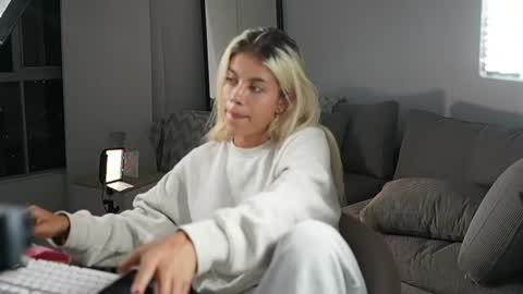 Laura online show from 04-12-26, 02:16