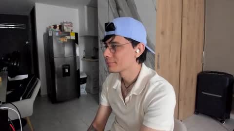 Snapshot of cristian_ortiz_1 chatting on 02-21-25, 10:26 Cristian online show from 02-21-25, 10:26