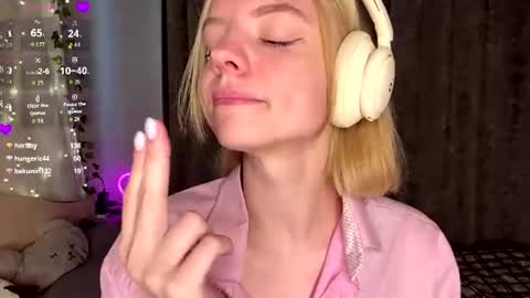 Snapshot of cristinekondo chatting on 07-06-26, 03:47 Marry online show from 07-06-26, 03:47