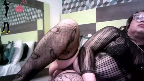 Snapshot of crossdresser64 chatting on 11-06-25, 11:04 Linda Cross online show from 11-06-25, 11:04