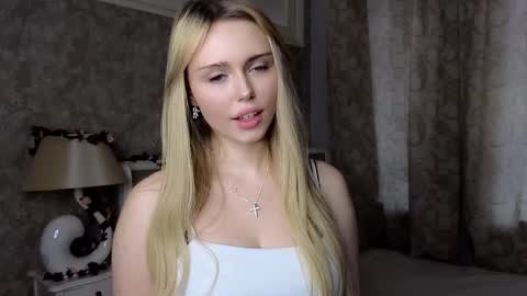 Snapshot of crumble_caramel chatting on 10-24-25, 10:00 Emi online show from 10-24-25, 10:00