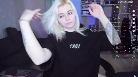 Snapshot of cryptobjgirlv2 chatting on 12-17-25, 09:26 Lilith online show from 12-17-25, 09:26