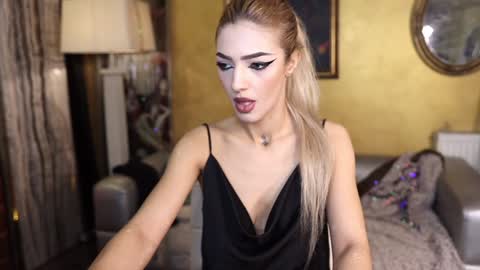 Snapshot of crystal_angel1 chatting on 01-01-25, 01:05 Crys online show from 01-01-25, 01:05