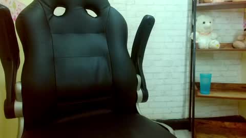 Snapshot of crystal_walls chatting on 03-07-25, 09:48 I AM CRYSTAL online show from 03-07-25, 09:48