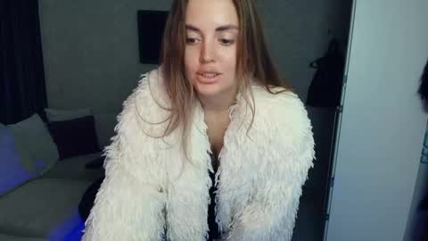 Snapshot of crystalemily chatting on 10-17-25, 07:16 crystalemily online show from 10-17-25, 07:16