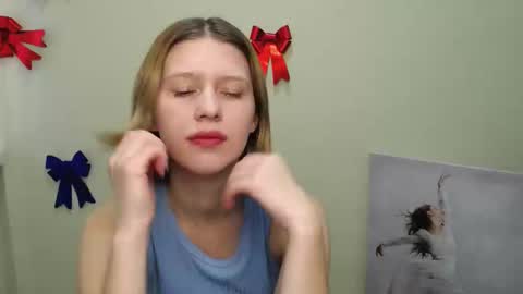 Snapshot of crystalgirl__ chatting on 01-11-25, 12:18 Stella online show from 01-11-25, 12:18