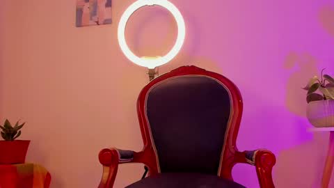 Snapshot of cuddlingbunnny chatting on 12-01-24, 10:43 Leonela online show from 12-01-24, 10:43