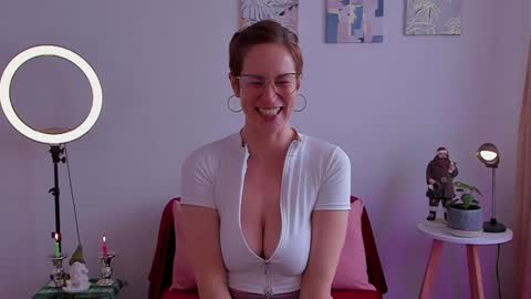 Snapshot of cuddlingbunnny chatting on 12-07-24, 06:04 Leonela online show from 12-07-24, 06:04