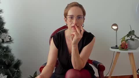 Snapshot of cuddlingbunnny chatting on 12-10-24, 09:11 Leonela online show from 12-10-24, 09:11