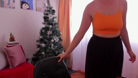 Snapshot of cuddlingbunnny chatting on 12-17-24, 06:42 Leonela online show from 12-17-24, 06:42