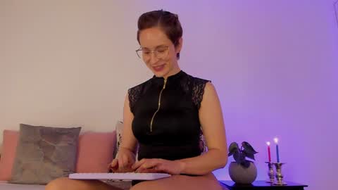 Snapshot of cuddlingbunnny chatting on 01-06-25, 04:55 Leonela online show from 01-06-25, 04:55