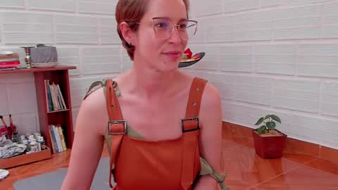 Snapshot of cuddlingbunnny chatting on 01-18-25, 06:43 Leonela online show from 01-18-25, 06:43