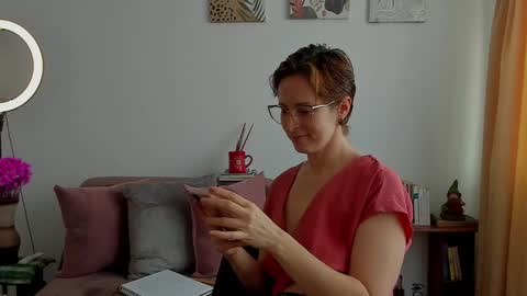 Snapshot of cuddlingbunnny chatting on 01-19-25, 04:36 Leonela online show from 01-19-25, 04:36