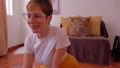 Snapshot of cuddlingbunnny chatting on 02-18-25, 06:15 Leonela online show from 02-18-25, 06:15