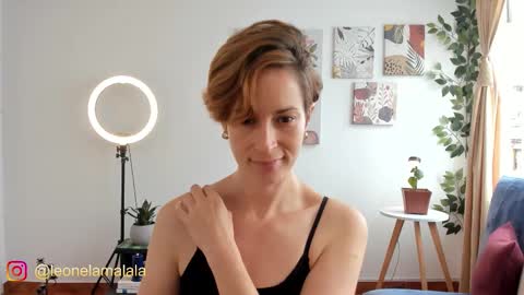 Snapshot of cuddlingbunnny chatting on 09-12-25, 03:12 Leonela online show from 09-12-25, 03:12
