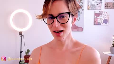 Snapshot of cuddlingbunnny chatting on 09-14-25, 07:35 Leonela online show from 09-14-25, 07:35