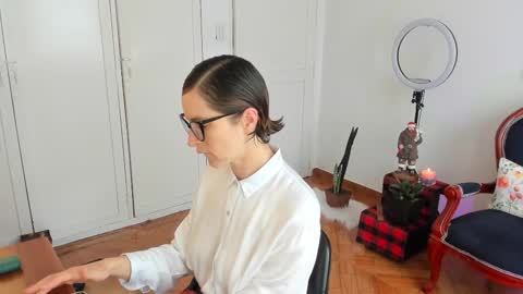 Snapshot of cuddlingbunnny chatting on 11-30-25, 02:43 Leonela online show from 11-30-25, 02:43