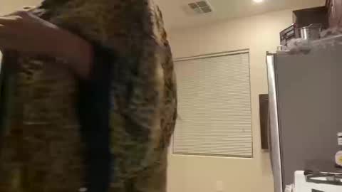 Snapshot of cum2charmxx chatting on 10-13-25, 06:13 cum2charmxx online show from 10-13-25, 06:13