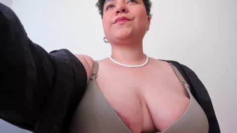 Snapshot of curly_cam_queen chatting on 02-09-25, 07:41 Bruna online show from 02-09-25, 07:41