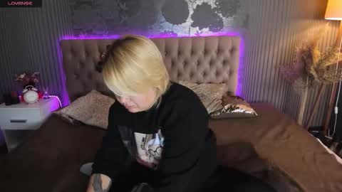 Snapshot of curlydreams chatting on 10-20-25, 05:30 CurlyDreams online show from 10-20-25, 05:30